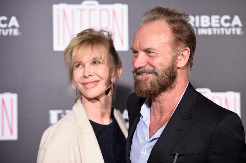 En esta foto del 21 de septiembre, Sting acudió junto a su esposa, Trudie Styler, a la premier de la película, "The Intern". (AFP)