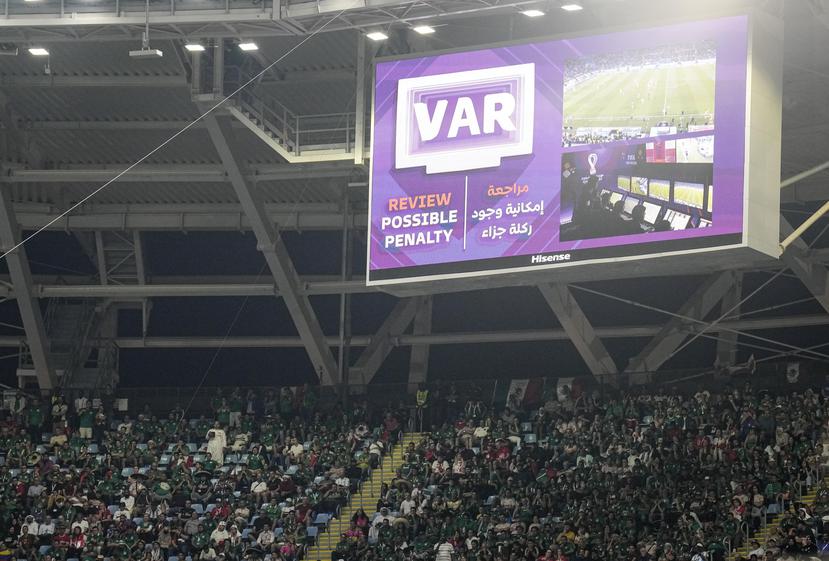 El VAR anuncia una posible penalidad durante el partido entre México y Polonia en Catar.
