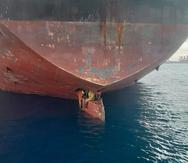 En esta imagen publicada por la agencia española Sociedad de Salvamento y Seguridad Marítima el martes 29 de noviembre de 2022, tres hombres son fotografiados en un petrolero anclado en un puerto en Islas Canarias, España.
