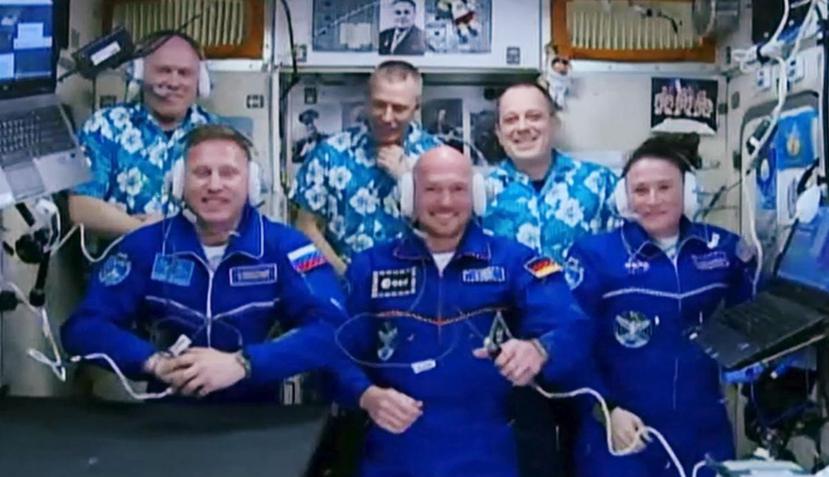 Los tripulantes fueron recibidos por los actuales ocupantes de la EEI, que se encuentra a algo más de 248 millas de altura sobre la Tierra. (NASA).