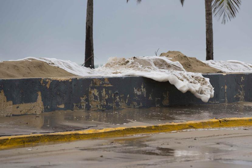 El Servicio Nacional de Meteorología advirtió que olas entre los 15 y 25 pies azotarán las costas de Puerto Rico, todas provocadas por una baja presión "muy fuerte" que está sobre el Atlántico central.