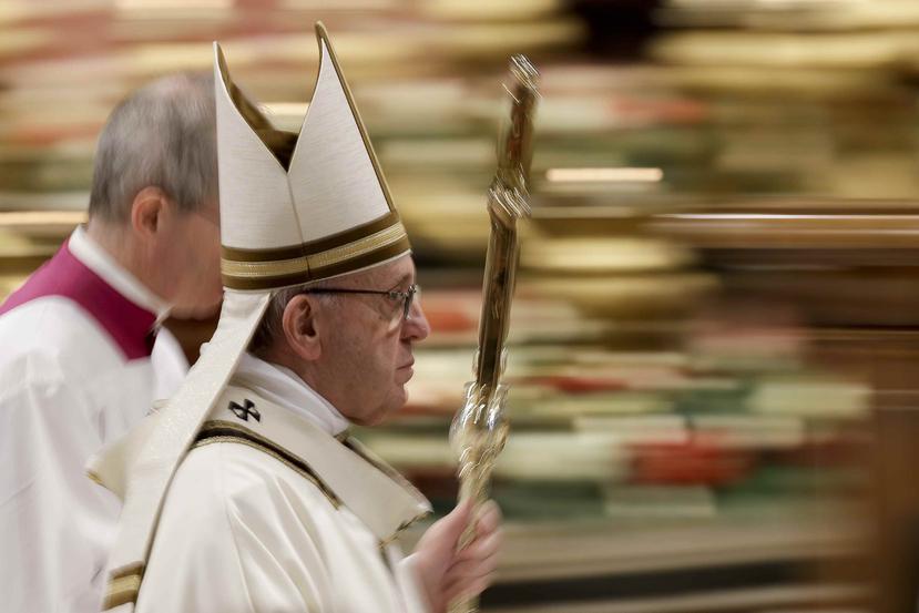 Fotografía tomada con velocidad de obturación lenta del papa Francisco tras celebrar la misa de la Epifanía en la Basílica de San Pedro, en el Vaticano, el domingo 6 de enero de 2019. (AP)