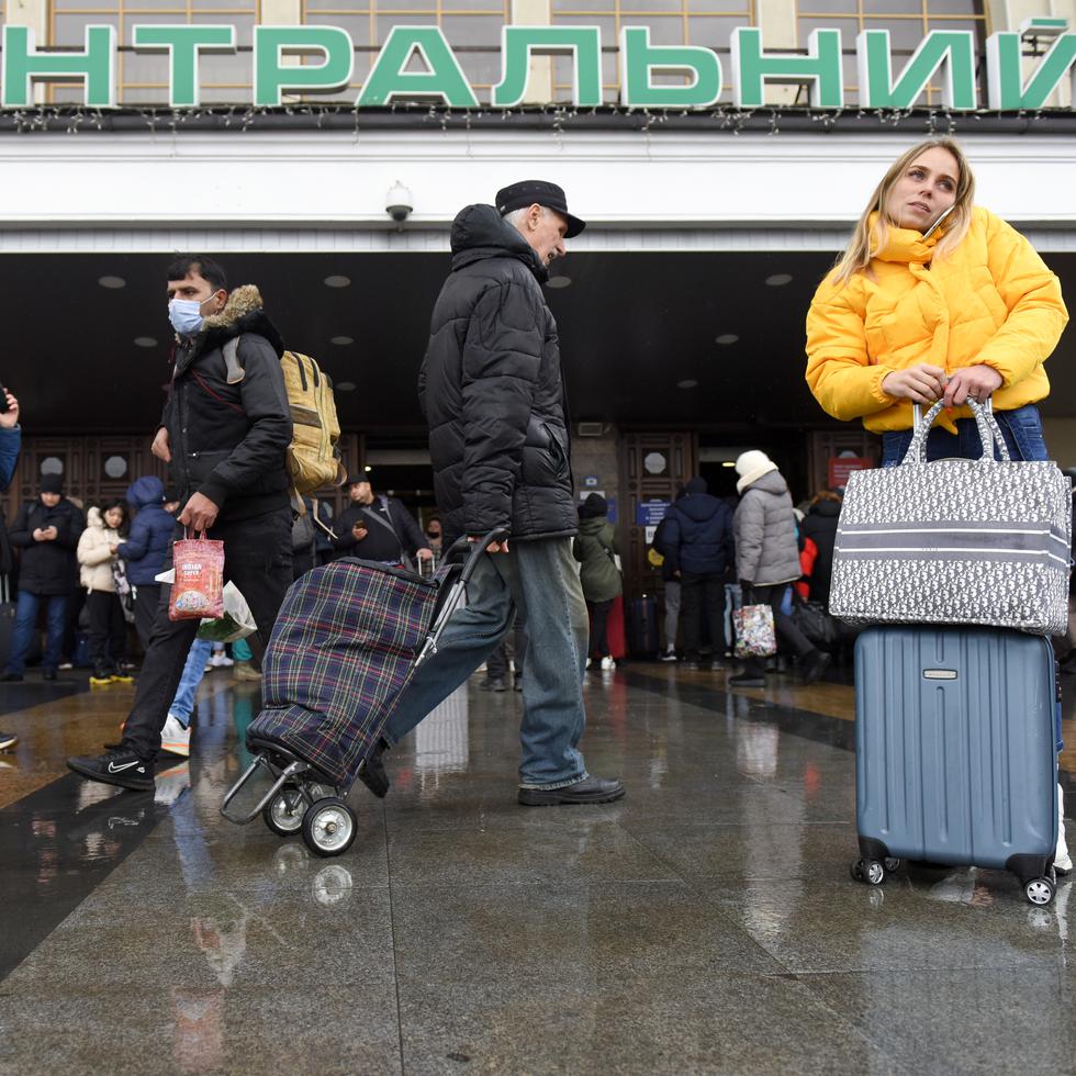 Ciudadanos en la estación Central de Kiev, este jueves. EFE/EPA/STRINGER
