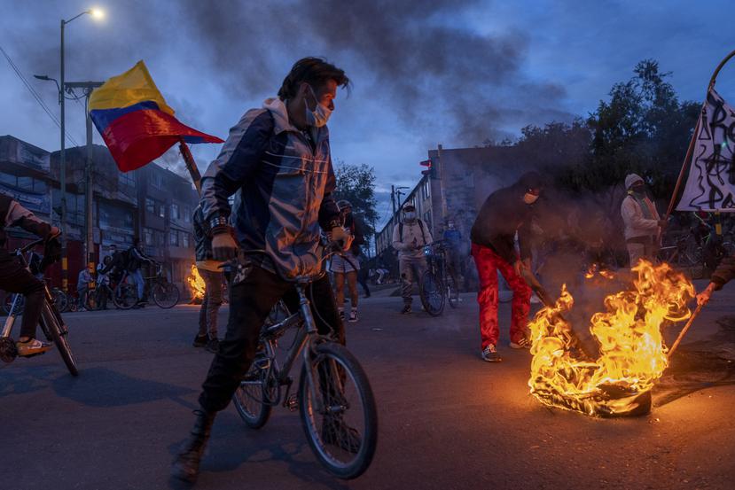 Unos manifestantes bloquean una calle en Bogotá, Colombia, el 10 de mayo de 2021.