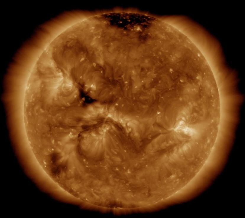 Los agujeros coronales son áreas magnéticamente abiertas en el Sol. (Solar Dynamics Observatory)