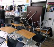 Un estudiante bloquea la puerta de su aula durante un simulacro de ataque en la Moody High School de Corpus Christi, Texas. (AP/Rachel Denny Clow)