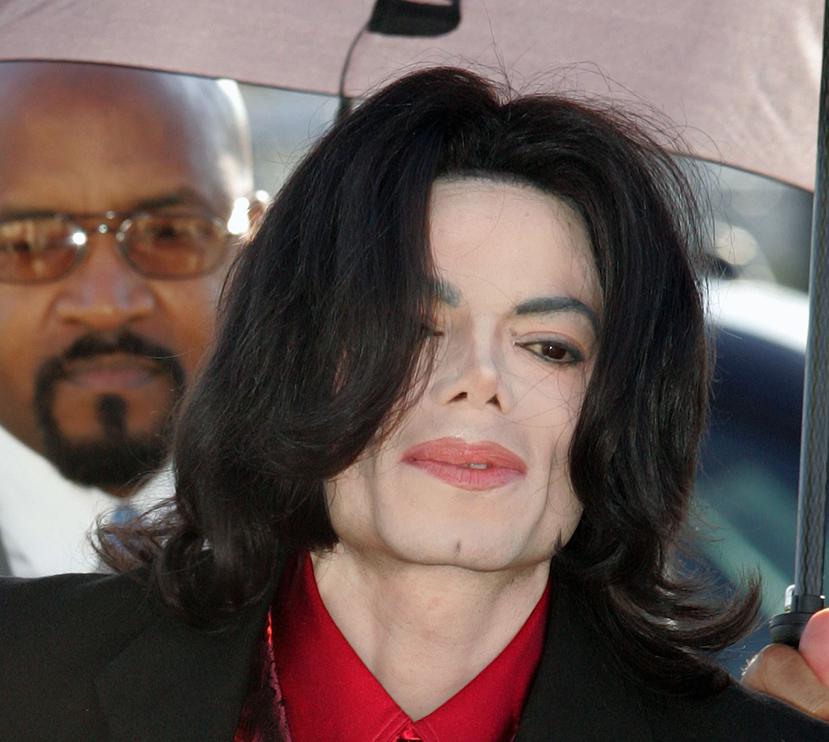 Michael Jackson llega a al tribunal superior del condado de Santa Barbara en Santa María, California, en una fotografía de archivo del 23 de febrero de 2005. (AP)