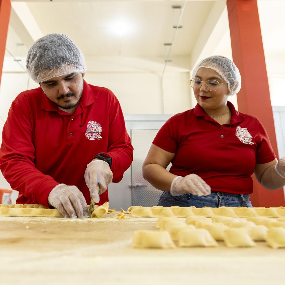 Gabriel Hernández Dros y Bianca Hernández, dueños de la nueva fábrica de pastas Di Amalfi PR, durante el proceso de producción.