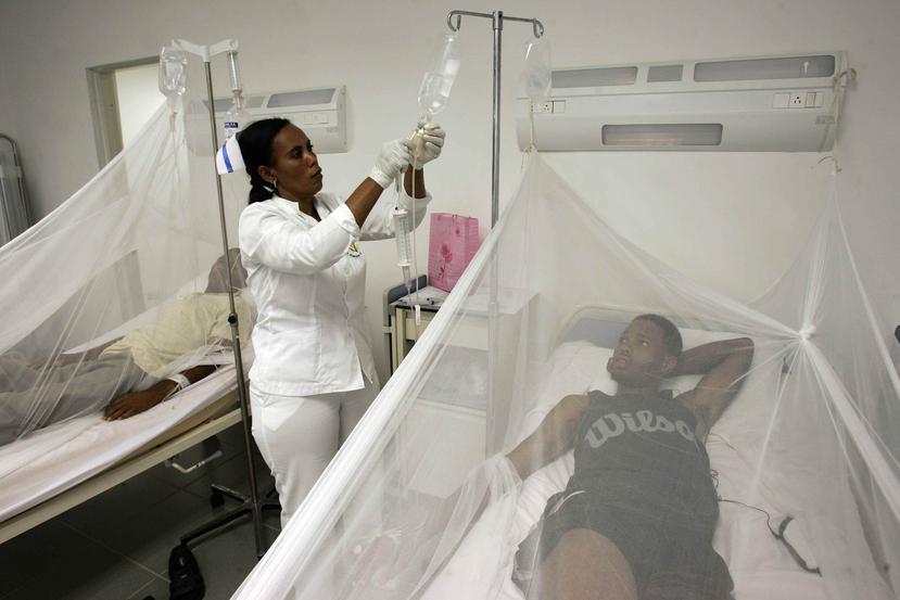 Una enfermera atiende a uno de los pacientes con leptospirosis que permanece en observación en el hospital Vinicio Calventi, en Santo Domingo (EFE).