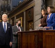 El presidente Joe Biden llega para pronunciar su primer discurso sobre el Estado de la Unión ante una sesión conjunta del Congreso en el Capitolio, el martes 1 de marzo de 2022, en Washington, mientras la vicepresidenta Kamala Harris y la presidenta de la Cámara de Representantes, Nancy Pelosi, de California, miran a los presentes.