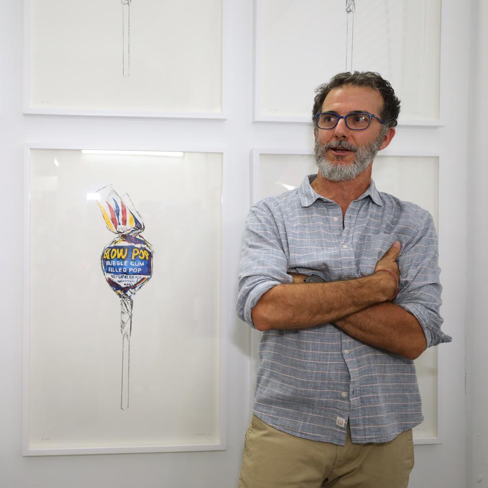 El artista plástico Eduardo Cabrer frente a varias de las obras de la serie “Not Label for Individual Sale”.
