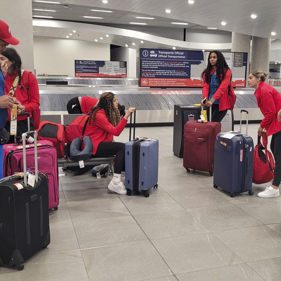 Jugadoras de la Selección Nacional de voleibol femenino a su llegada a Santiago.