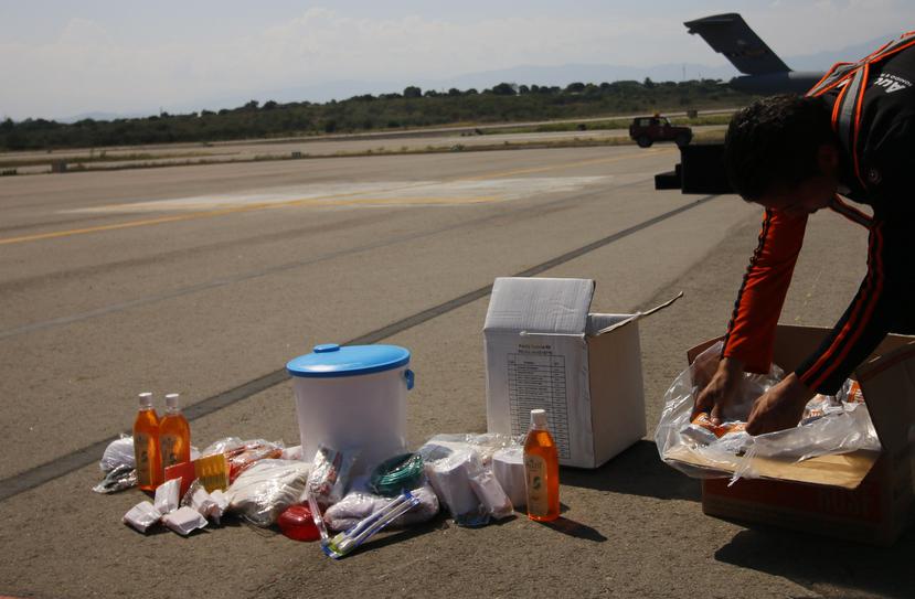 Detalle de las ayudas que llegaron en los aviones de carga C-17 de la Fuerza Aérea de Estados Unidos en el aeropuerto Camilo Daza de Cúcuta (Colombia). (EFE / Schneyder Mendoza)