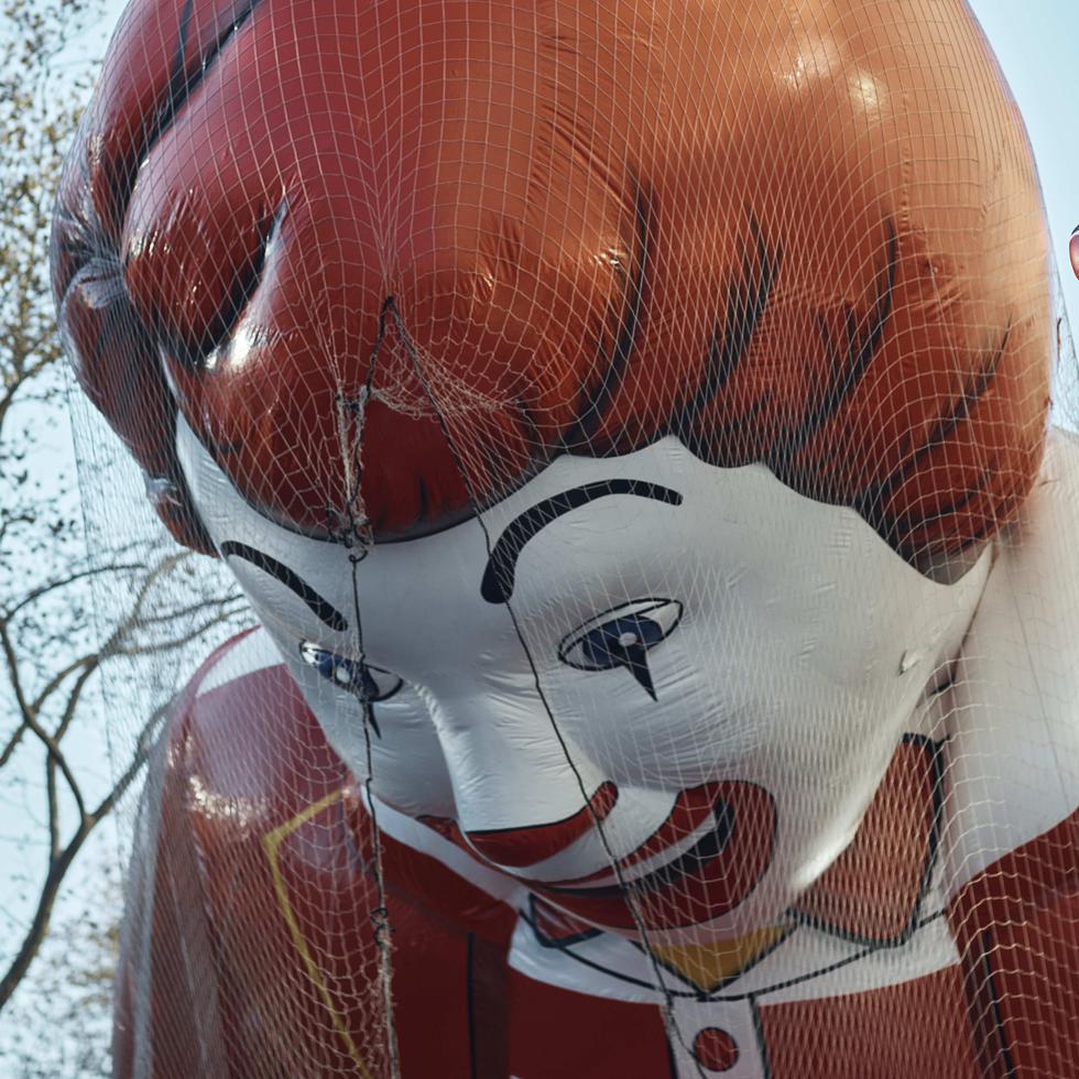 Un globo inflado con helio de Ronald McDonald el miércoles 23 de noviembre de 2022 en Nueva York mientras es preparado para el Desfile de Acción de Gracias de Macy's.