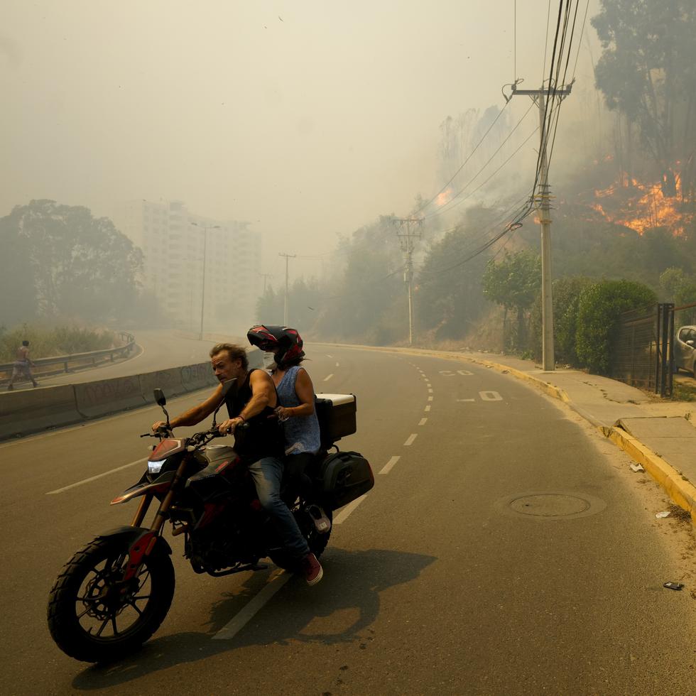 Residentes de Viña del Mar salen de su vecindario debido a los incendios que avanzan rápidamente por la región.