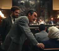 La película "Argentina, 1985" está protagonizada por Ricardo Daría, en el centro, y Peter Lanzani, a la izquierda.