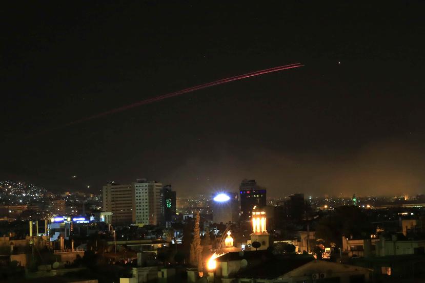El cielo de Damasco iluminado con los ataques. (AP)