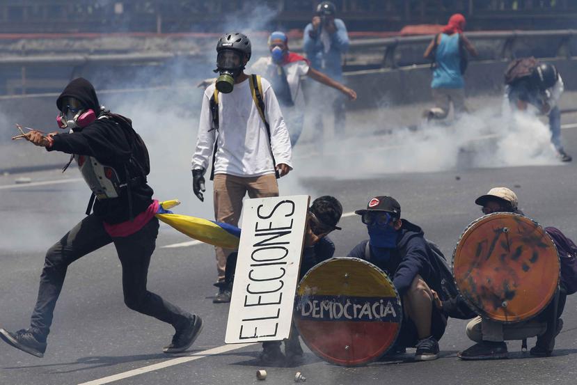 Según el balance de la Fiscalía venezolana, además de las muertes, 437 personas han resultado heridas y 1,289 han sido arrestadas. (AP)