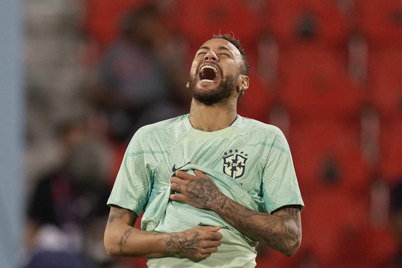 Neymar se ríe durante el entrenamiento de ayer, domingo, de la selección brasileña.