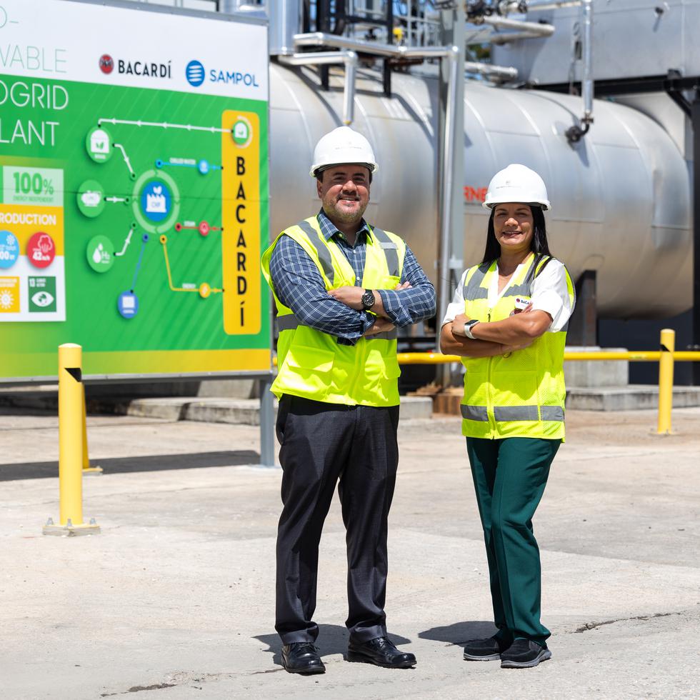 Magaly Feliciano, directora goblal de sostenibilidad, y Edwin Zayas, vicepresidente de operaciones de Bacardi, explicaron que la planta cogeneradora suple 2.7 megavatios, vapor y agua helada. 