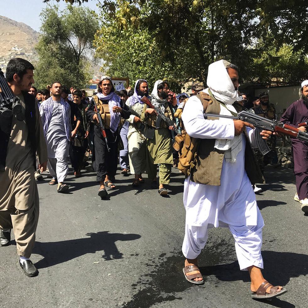 Soldados talibanes caminan hacia afganos gritando consignas durante una manifestación contra Pakistán, cerca de la embajada de Pakistán en Kabul, Afganistán, el 7 de septiembre de 2021.