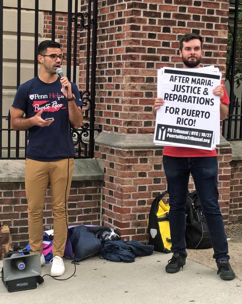 El boricua Adrián Rivera Reyes, a la izquierda, participó en una manifestación, en Filadelfia, para reclamar atención hacia Puerto Rico tras el paso del huracán María por la isla. (Suministrada)