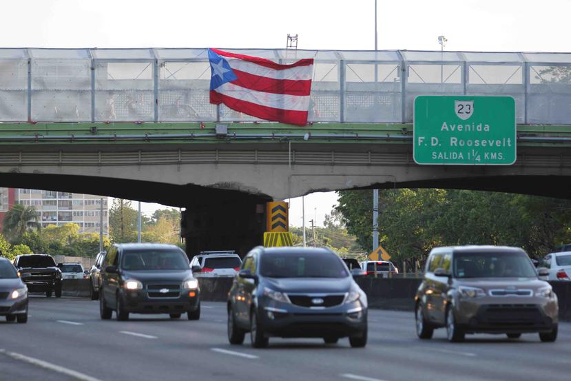Una bandera se colocó en el puente de la avenida Américo Miranda por miembros del Junte Soberanista.