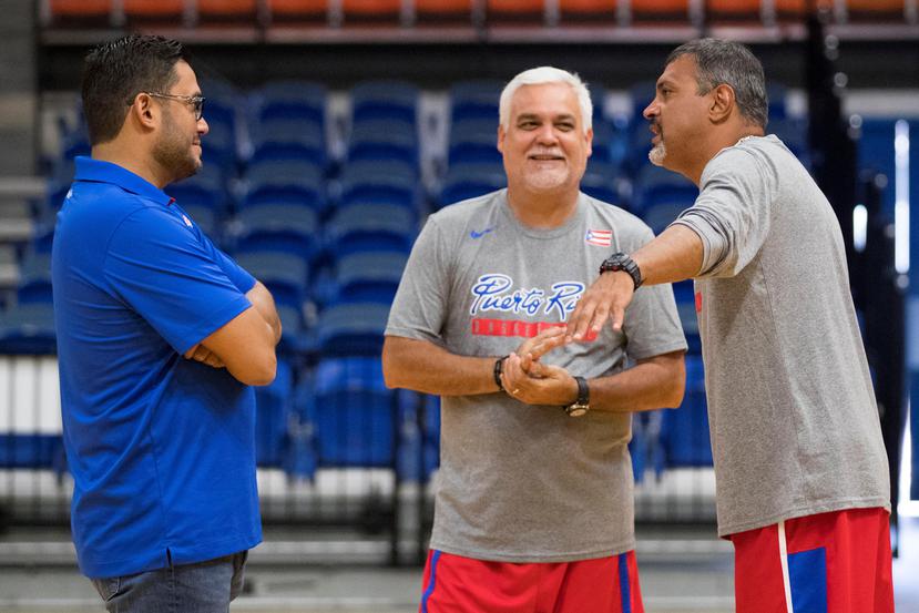 Eddie Casiano (derecha) conversa con Omar González (centro), asistente técnico, y Yum Ramos, presidente de la FBPR.