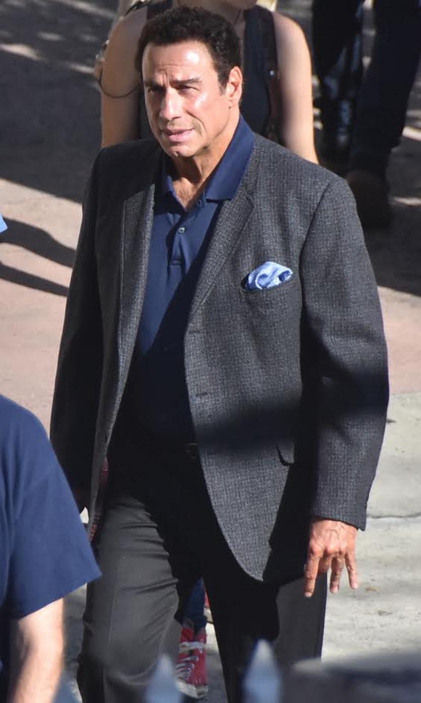 El actor John Travolta como “Don Aronow”, filmando escenas de la película “Cigarette: Speed. Money. Murder.” en el restaurante La Casona, en Santurce. (Alfredo Rolón/Especial para El Nuevo Día)