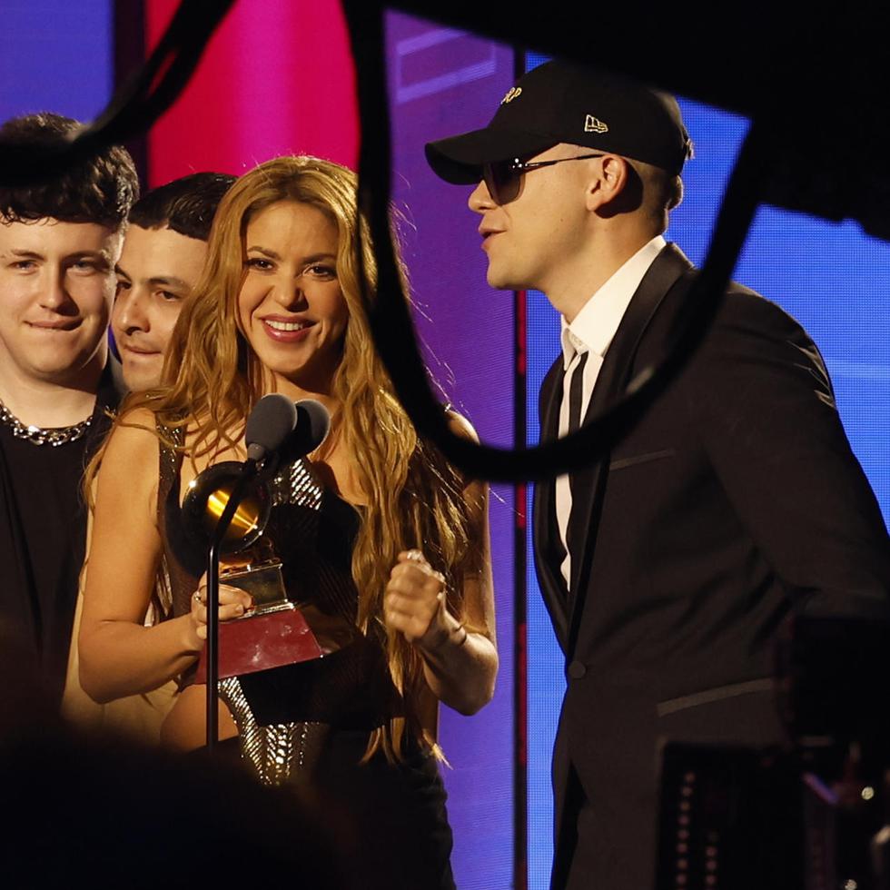 La cantante colombiana Shakira y el compositor y DJ argentino Bizarrap en la gala anual de los Latin Grammy.