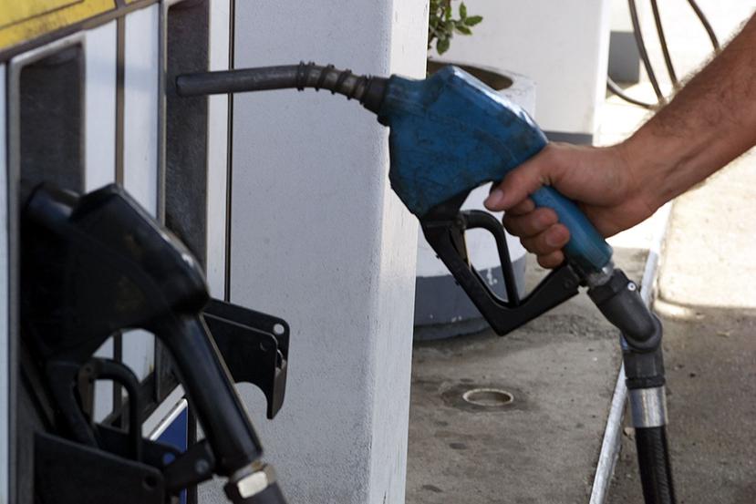Imagen de un hombre mientras despacha gasolina a su auto. (GFR Media)