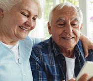 El adulto mayor puede notificar de manera muy fácil y sencilla si no se siente bien de salud. (Shutterstock)