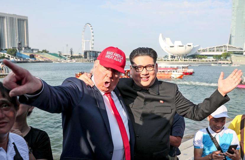 Howard X, imitador de Kim Jong-un, y Dennis Alan (izq), caracterizado como Donald Trump, posan para los medios en Marina Bay (Singapur). (EFE/ Wallace Woon)