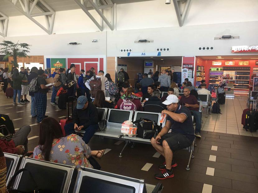 Se espera que los pasajeros salgan hoy en otro vuelo hacia Orlando. En la imagen, área de la puerta de abordaje donde esperan por salir del país. (Suministrada)