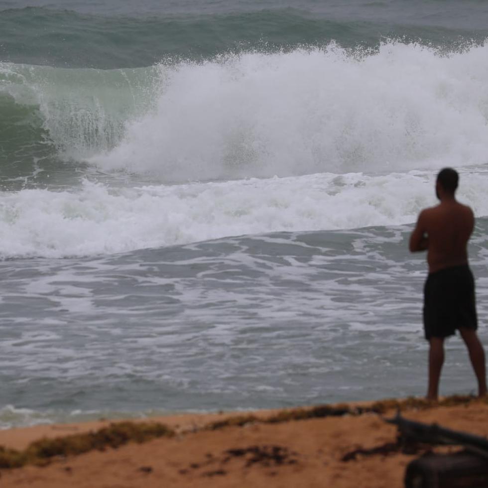 Los surfers aprovechan las altas olas provocadas por el paso de la tormenta tropical Laura por Puerto Rico en la Playa Aviones, Piñones.