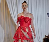 Vestido de gala color rojo, con detalles de flecos enredados, inspirado en el mito de Aracne.