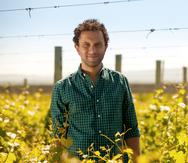 Juna Pablo Murgia enólogo de la bodega Otronia, donde se producen los vinos más australes del mundo.