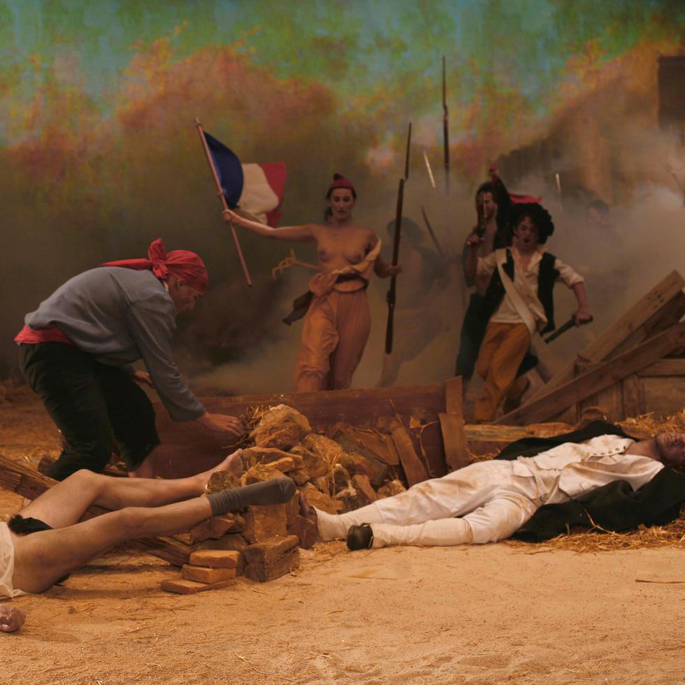 Cristina Lucas  interpreta a la dama de la libertad del pintor francés Eugene Delacroix de la obra “La libertad guiando al pueblo” en su pieza “La Liberté Raisonnée”, creada en el 2009. (Suministrada)