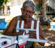 El artesano culebrense que lleva seis décadas tallando aviones