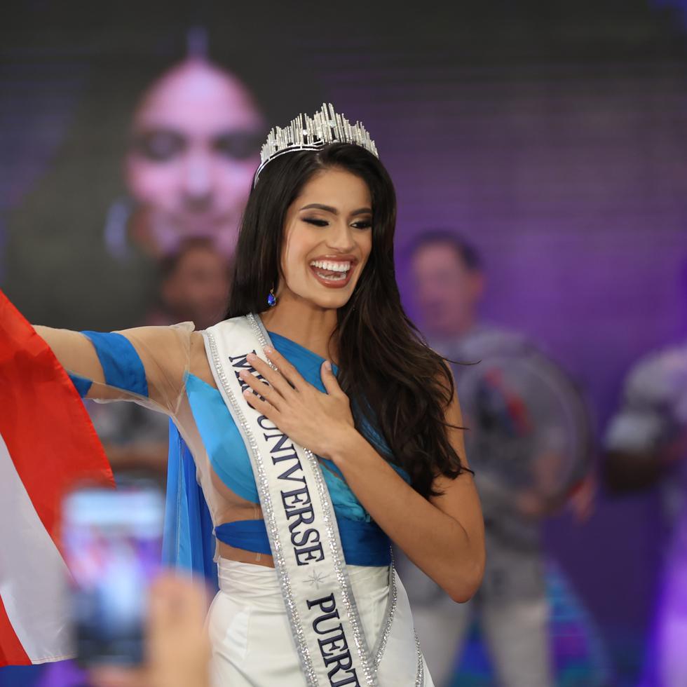Miss Universe Puerto Rico 2023 Karla Guilfú llega hasta el Atrio Cosmos en Plaza Las Américas para su despedida rumbo a El Salvador.