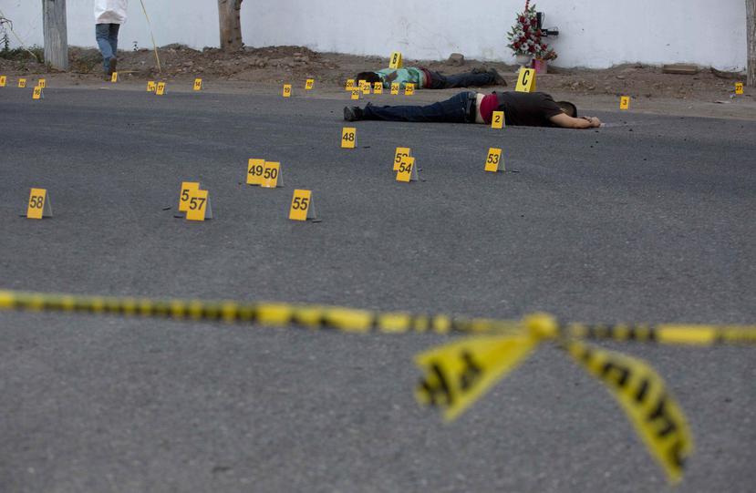 En esta fotografía del 29 de junio de 2017 se muestra el sitio donde encontraron varios cuerpos que yacían sobre una carretera en la localidad de Navolato, en el estado de Sinaloa. (AP)