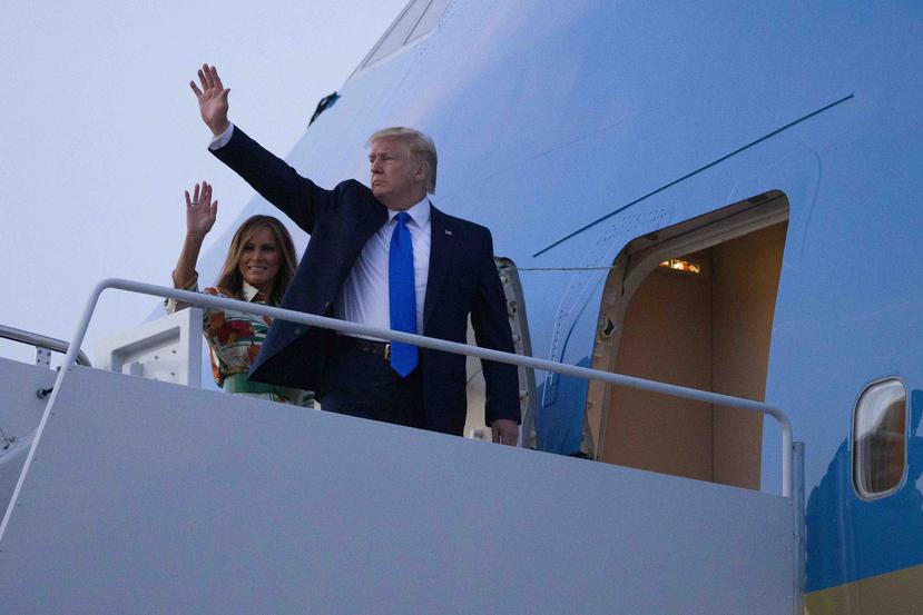 El presidente de Estados Unidos, Donald Trump, saluda junto a su esposa, Melania Trump, antes de embarcar en el Air Force One. (AP)