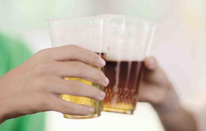 Tomar un vaso de agua por cada bebida que tomes evitará la deshidratación que produce el consumo de alcohol.(Archivo GFR Media)