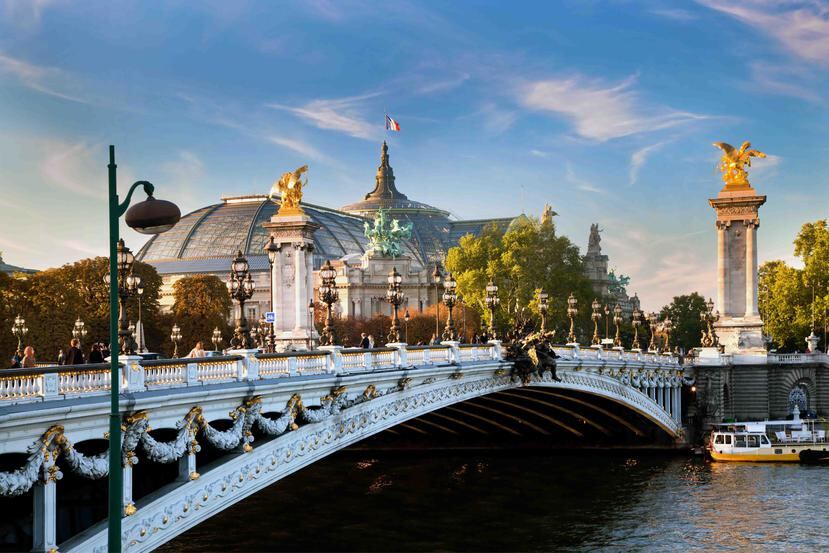 Al fondo la cúpula del Grand Palais, en París, y el Puente Alexandre. El museo exhibe los dibujos, grabados y pinturas de Henri de Toulouse Lautrec. (Shutterstock.com)