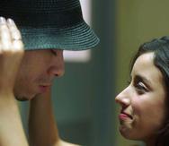 Luis “Loupz” Lozada y Mariangelie Vélez protagonizan la película “Vico C: la vida del filósofo”. (Suministrada)