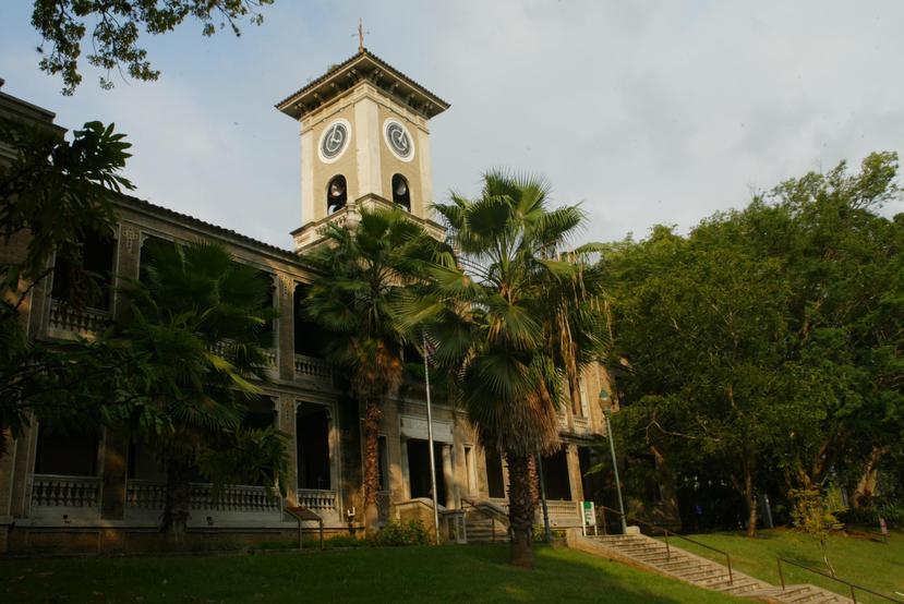 La Oficina de Prensa de la Comandancia de Mayagüez explicó que los 15 estudiantes mantienen cerrados los distintos accesos del campus.