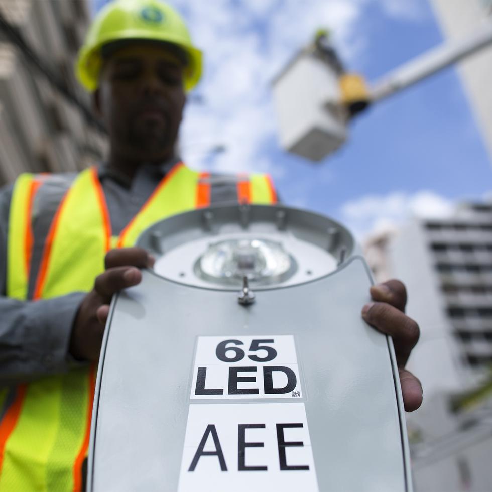 Un empleado de la Autoridad de Energia Electrica (AEE) muestra el nuevo foco led que están siendo instalados en la avenida Ashford de Conado hoy 9 de Septiembre, 2018 en San Juan, Puerto Rico. SUMINISTRADA/ Alvin Baez