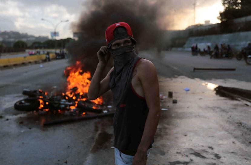 Nicolás Maduro dijo en conferencia de prensa el jueves que lamentaba las muertes, pero criticó a la oposición por sus tácticas violentas. (AP)