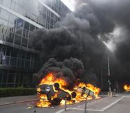 Vehículos envueltos en llamas después de una marcha por Nahel, el jueves 29 de junio de 2023, en Nanterre, a las afueras de París. (AP Foto/Michel Euler)