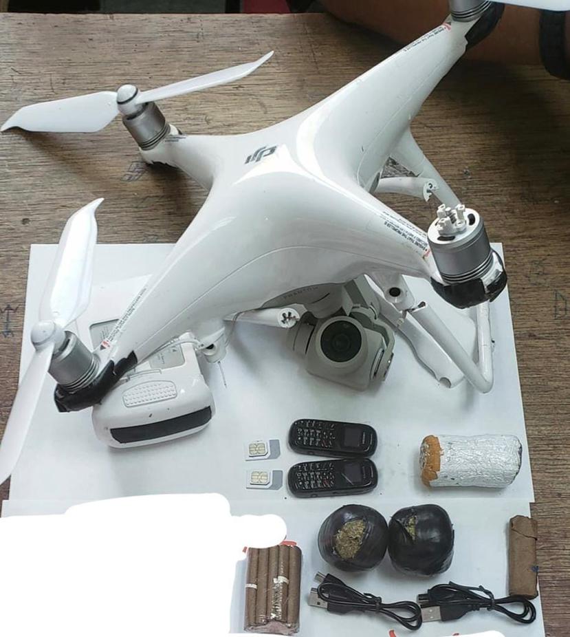 En febrero de este año, el DCR publicó la foto de un dron ocupado por oficiales correccionales en el perímetro del Centro de Ingresos, Diagnóstico y Clasificación de la institución 705 de la cárcel de Bayamón.